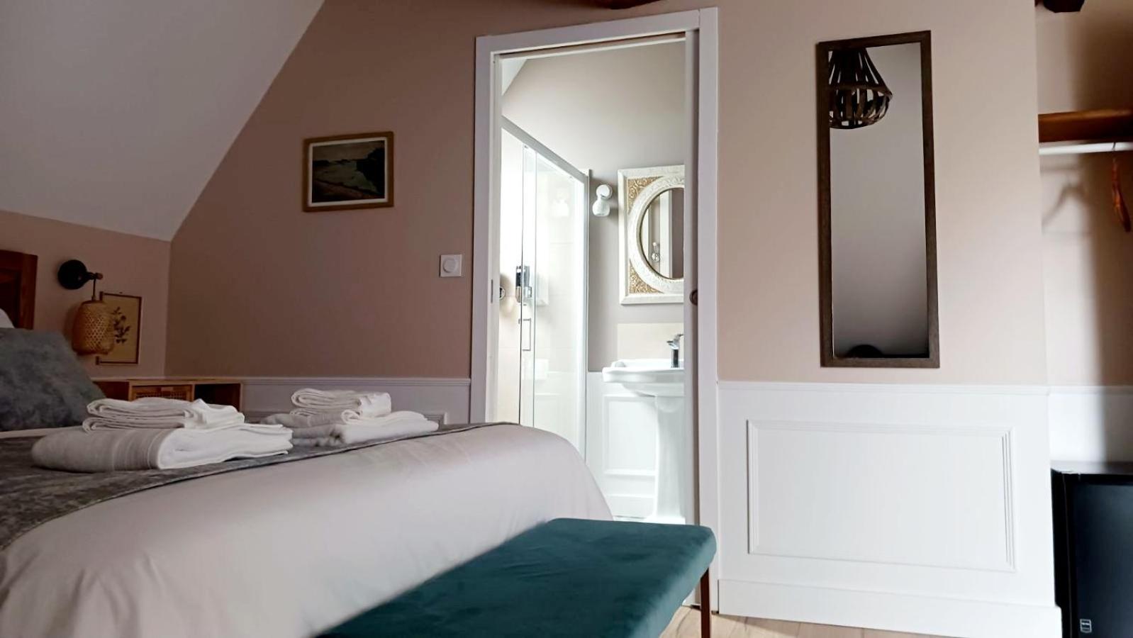 Le Griffon 1855 Hotel Saint-Laurent-Des-Autels Buitenkant foto