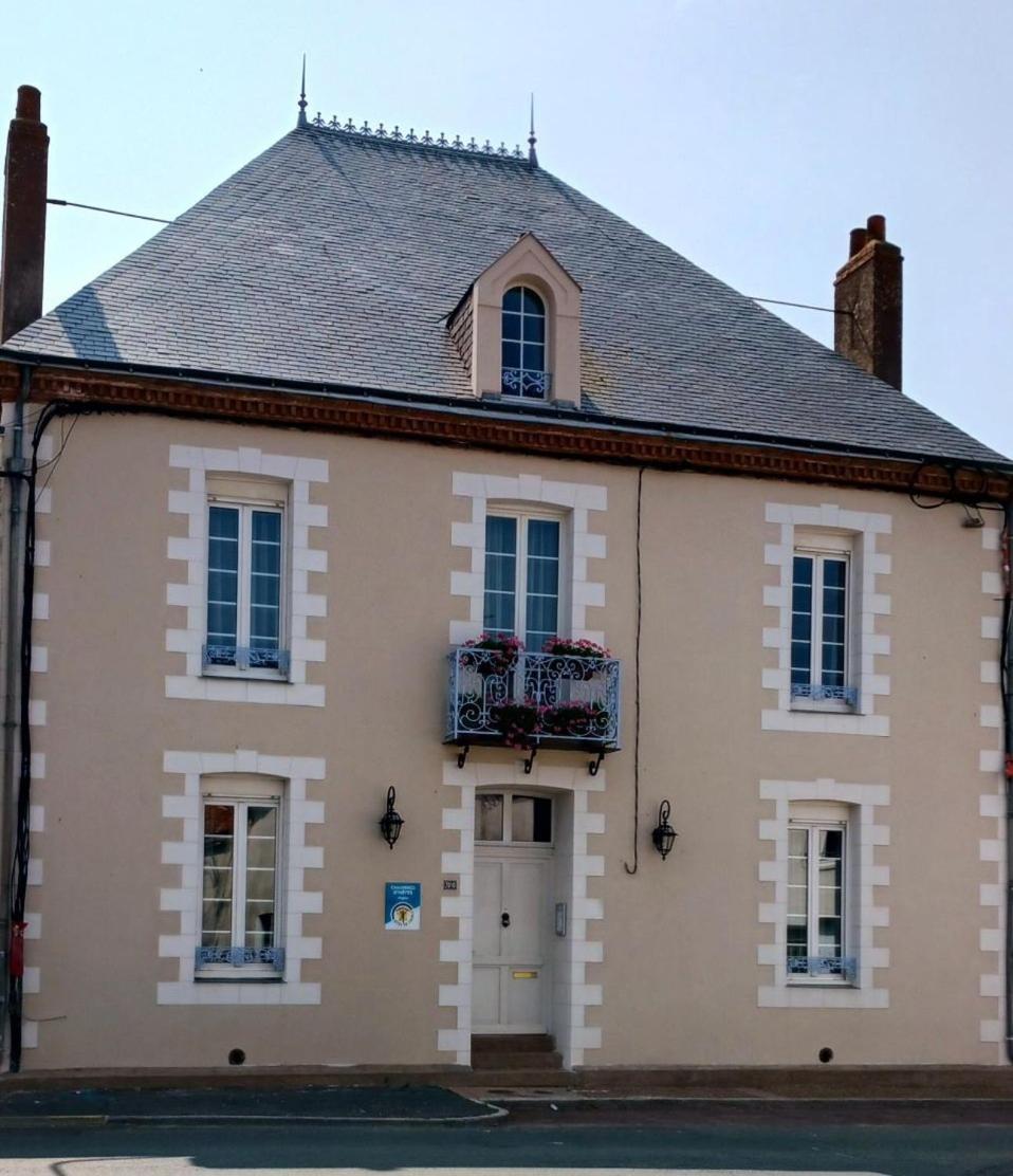 Le Griffon 1855 Hotel Saint-Laurent-Des-Autels Buitenkant foto