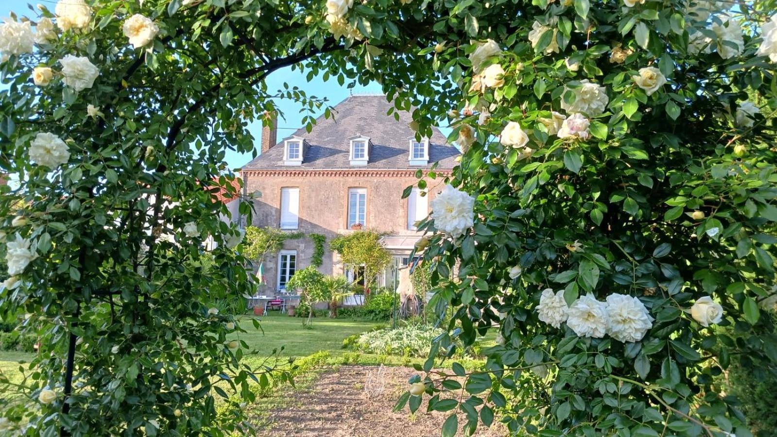 Le Griffon 1855 Hotel Saint-Laurent-Des-Autels Buitenkant foto